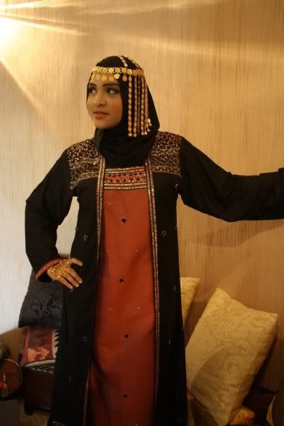 Black and Pink Muslim Wedding Dress with Traditional Arab Head Dress