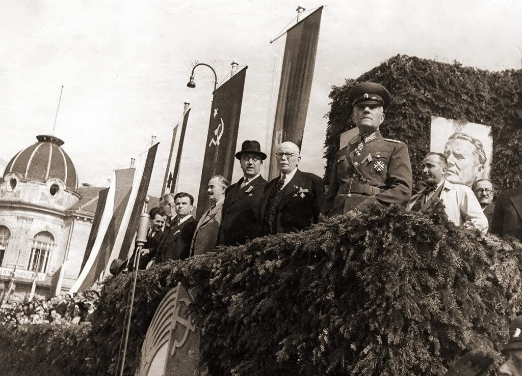 AJugov_DKazasov_GTrajkov_GDimitrov_KGeorgiev_AObbov_DVelcev_miting_objava_na_republika_Bugarija_sep_1946.jpg