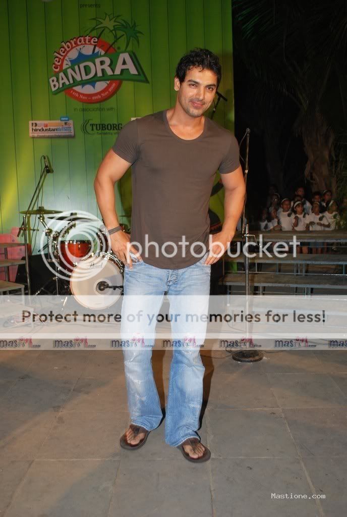 http://i561.photobucket.com/albums/ss52/john_abrh/JOHN/Picture_story/john-abraham-inaugurates-bandra--12.jpg