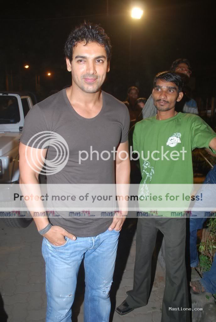 http://i561.photobucket.com/albums/ss52/john_abrh/JOHN/Picture_story/john-abraham-inaugurates-bandra-fes.jpg